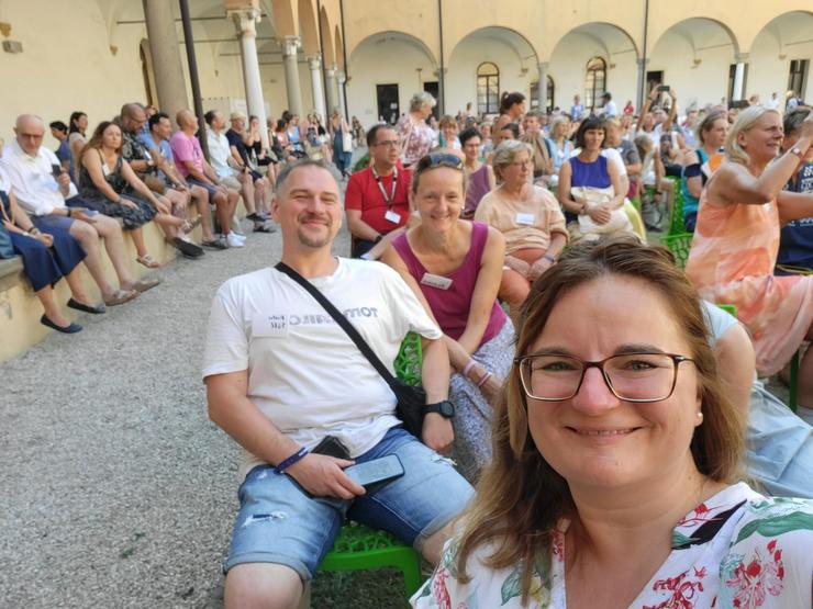 Selfie: Eveline, Nicolai, Regine, Babara und Metaforum Crowd. Foto © Eveline Matyschok.